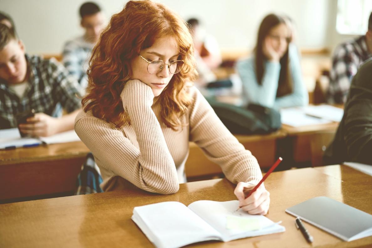 Ambiente di lavoro con strumenti di analisi budget